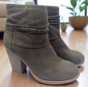 Soda | Green faux suede boots
